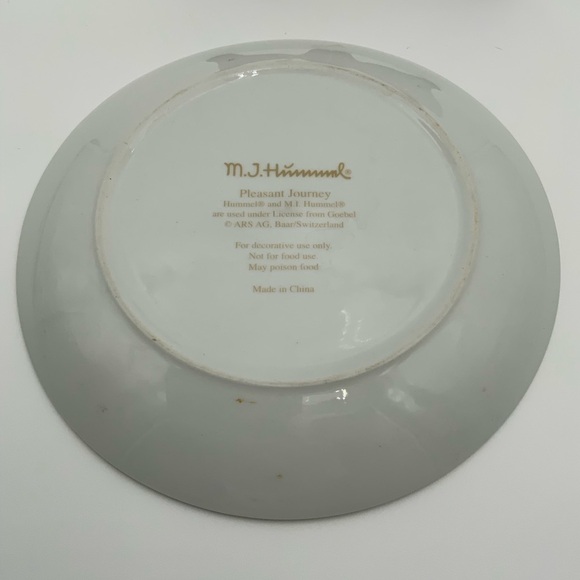 M.J. Hummel Plate “Pleasant Journey" Children Pulling Wagon 8” - Picture 6 of 6